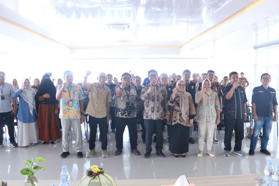 BUKA -- Wabup Bulukumba Andi Edy Manaf membuka Forum Pemangku Kepentingan (Stakeholder) dalam rangka Pelaksanaan Program Youth Entrepreneurship and Employment Support Service (YESS) di aula Gedung Pinisi, pada Kamis (19/6)
