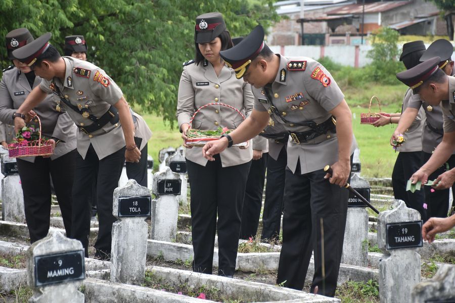 ZIARAH -- Polres Bulukumba menggelar upacara dan ziarah rombongan di Taman Makam Pahlawan (TMP) Taccorong, Kecamatan Gantarang, Senin (23/6)