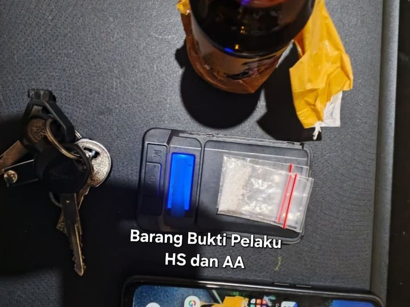 DISITA -- Barang bukti sabu yang dibeli para pelaku melalui aplikasi IG dan berhasil  disita oleh aparat kepolisian saat dilakukan penangkapan. 
