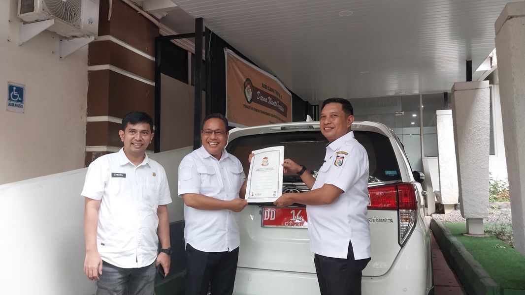 int
MENERIMA--Plt Sekretaris DPRD Makassar, Rahmat Mappatoba, menerima langsung serah terima kendaraan dan barang inventaris dari pejabat sebelumnya, Dahyal, yang kini menjabat sebagai Kepala Bappeda Kota Makassar.
