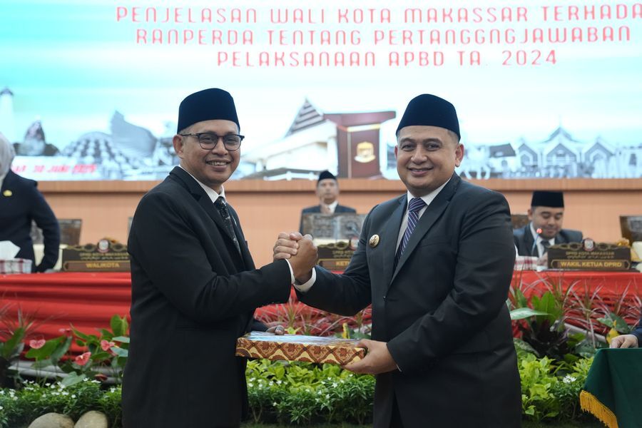 ist
RANPERDA--Wali Kota Makassar, Munafri Arifuddin menyerahkan hasil Ranperda tentang Pertanggungjawaban Pelaksanaan APBD Tahun Anggaran 2024 ke Ketua DPRD Makassar, Supratman, dalam Rapat Paripurna DPRD Kota Makassar, Senin (30/6).
