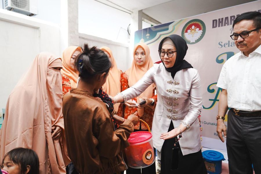 ist
KURBAN--Ketua DWP Sulsel, Melani Simon Jufri bersama Sekprov Sulsel Jufri Rahman melaksanakan penyaluran kurban dalam rangka Hari Raya Iduladha 1446 Hijriah. Kegiatan ini dipusatkan di Kantor DWP Sulsel, Jalan Andi Mappanyukki, Makassar, Minggu (8/6).

