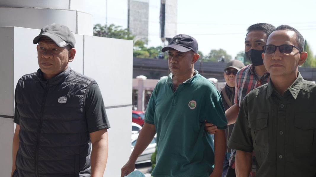 PENGAWALAN -- Tim Tabur Kejati Sulsel melakukan pengawalan ketat kepada Mohammad Ali, DPO kasus penyalahgunaan anggaran pendapatan dan belanja Desa Siatu (tengah), sesaat setelah dilakukan penangkapan.
