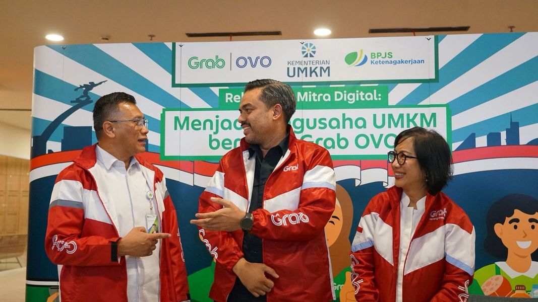 DUKUNGAN -- Menteri Koperasi dan UKM RI, Maman Abdurraham diapit Direktur Kepesertaan BPJS Ketenagakerjaan, Pramudya Iriawan Buntoro dan Country Managing Director Grab Indonesia, Neneng Goenadi memberi penjelasan terkait bantalan sosial digital..
