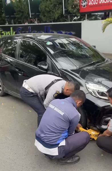 
ist
PENERTIBAN--Dishub Kota Makassar melakukan penertiban kendaraan yang parkir di bahu jalan.Penertiban dilakukan Selasa (24/6) di beberapa kawasan. Diantaranya Jalan Dr Ratulangi, Jenderal Sudirman, Slamet Riyadi, dan Jalan Riburane.
