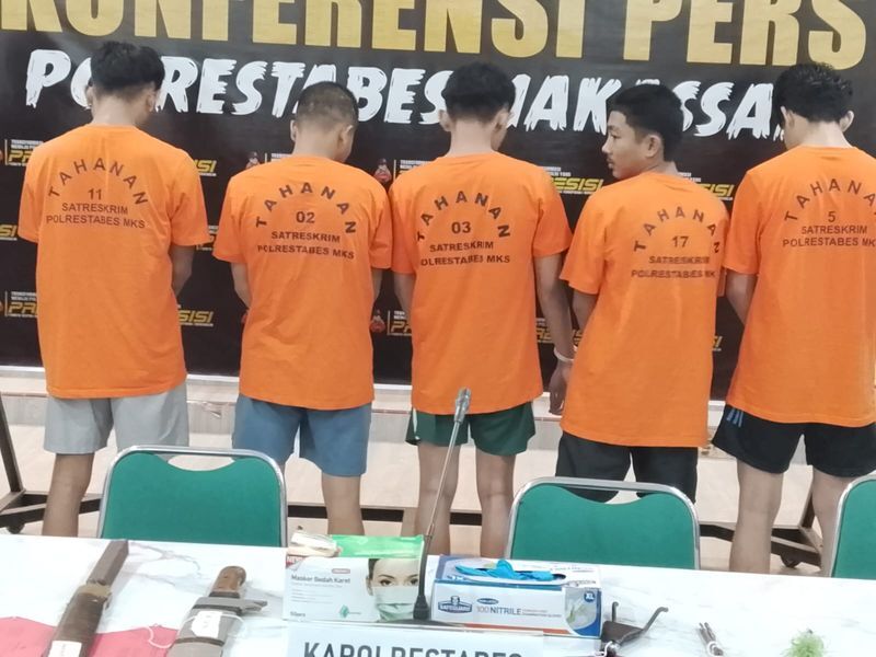 BKM/JULDAM
GENG MOTOR -- Para tersangka kasus geng motor yang masih diamankian di Mapolrestabes Makassar.
