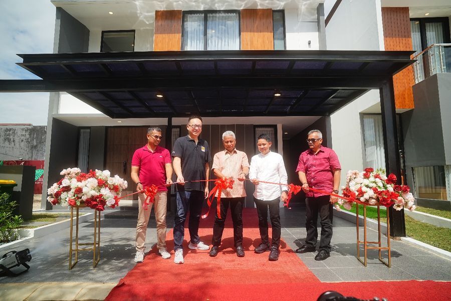 GUNTING PITA -- Chief Operating Officer KALLA Land, M Natsir Mardan didampingi sejumlah jajaran Kalla Land dan mitra kerjanya, melakukan pengguntingan pita.    							
Golden Royale, Hunian Eksklusif dengan Nuansa Golden Sunset Hour
