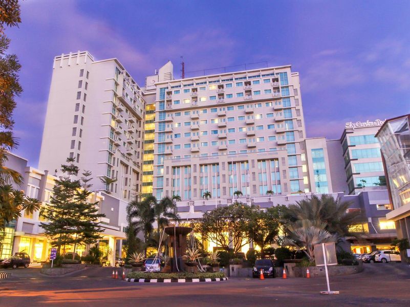 int
HOTEL--PHRI Sulsel dan anggota DPRD Kota Makassar menyambut positif langkah Kemendagri yang mengizinkan pemda untuk melakukan acara di hotel dan restoran.Tampak Hotel Claro Makassar yang membutuhkan pemasukan dari acara yang dilakukan pemda.
