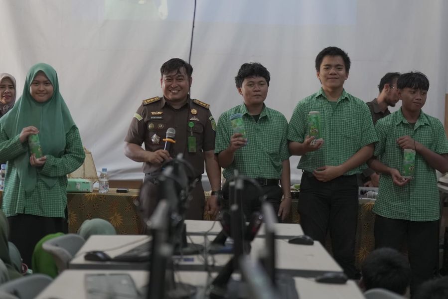 ist
PENYULUHAN--Kasipenkum Kejati Sulsel, Soetarmi saat memberikan penyuluhan hukum dalam kegiatan Jaksa Masuk Sekolah (JMS) di Sekolah Plus Budi Utomo Makassar, Rabu (11/6). 

