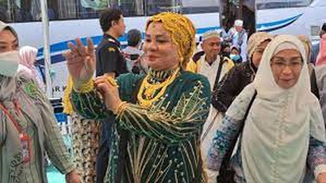 int
BATIK--Jemaah haji asal Sulsel diminta tetap mengenakan baju batik setibanyak di Bandara Internasional Sultan Hasanuddin.Hal ini ditegaskan Kemenang karena melihat tradisi sebagian jemaah haji Sulsel yang mengenakan baju glamor dan  aksesori serta perhiasan.Tampak jemaah haji asal Sulsel yang terlihat glamor di musim haji tahun sebelumnya.
