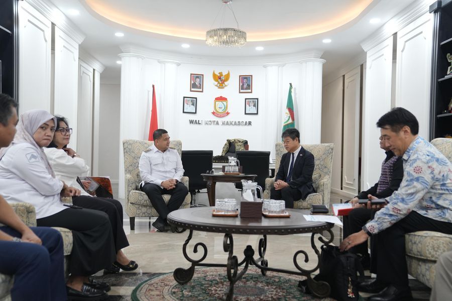 ist
TAWARKAN--Konsul Jenderal Jepang di Makassar, Ohashi Koichi saat bertemu Wali Kota Makassar, Munafri Arifuddin di kantor balai kota. Jepang menawarkan kerjasama atasi banjir,macet dan sampah,Rabu (11/6).
