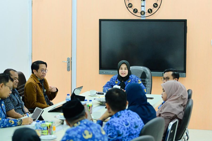 ist
RAPAT--Wagub Sulsel, Fatmawati Rusdi memimpin Rapat Koordinasi Penyelarasan Data Kependudukan untuk Program Penerima Bantuan Iuran (PBI) Jaminan Kesehatan Nasional (JKN) di Kantor Gubernur, Selasa (17/6).
