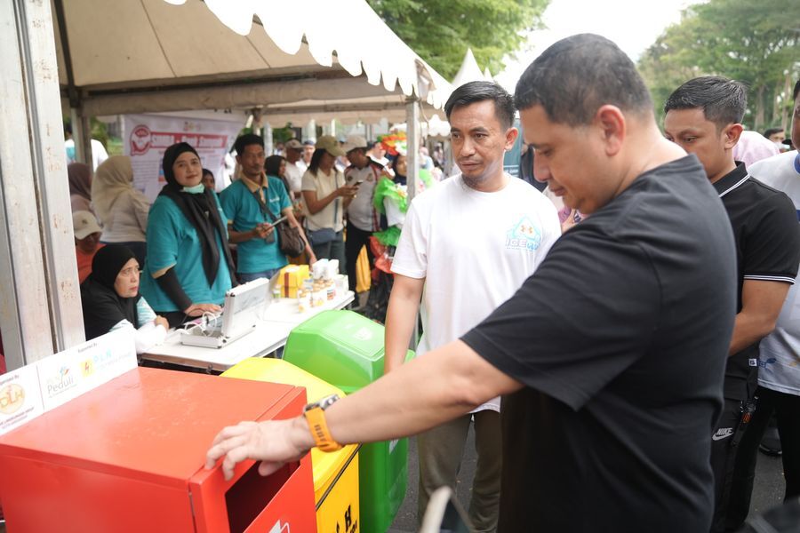 ist
GERAKAN--Wali Kota Makassar, Munafri Arifuddin didampingi Kadis Lingkungan Hidup, Helmy Budiman mengaktifkan program Jumat Bersi hsaat peringatan Hari Lingkungan Hidup Sedunia 2025 yang laksanakan di area Car Free Day, Jalan Jenderal Sudirman, depan Hotel Novotel, Makassar, Minggu (29/6).
