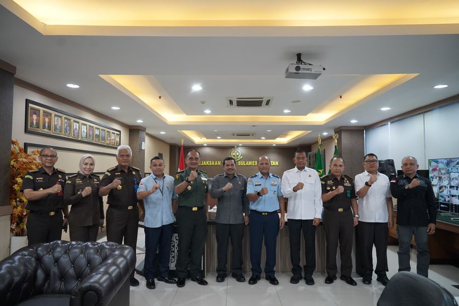 ist
MENERIMA--Kajati Sulsel, Agus Salim menerima kunjungan silaturahmi Kepala Kaotmilti IV Makassar Marsma TNI Wahyu Priyo Budi di Kejati Sulsel, Selasa (10/6).
