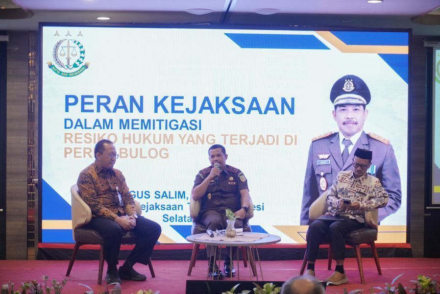 ist
NARASUMBER--Kajati Sulsel, Agus Salim menjadi narasumber pada Sosialisasi Kepatuhan Hukum dengan tema Mitigasi Risiko Hukum Pada Penyerapan Gabah/Beras Perum Bulog di Hotel Mercure Makassar, pekan lalu.
