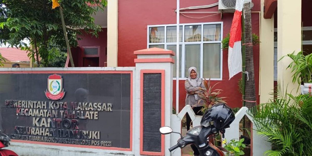 int
SERTIFIKAT--Pemkot dan BPN Makassar akan bekerjasama dalam rangka pengamanan dan penertiban aset milik pemerintah kota.Sebab masih banyak aset pemkot berupa lahan yang hingga saat ini belum mengantongi Sertifikat Hak Milik (SHM).Tampak Kantor Lurah Mannuruki,Kecamatan Tamalate.
