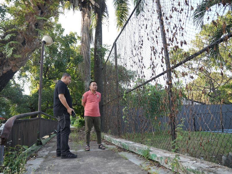 ist
KAREBOSI-- Wali Kota Makassar, Munafri Arifuddin bersama Ketua KONI Makassar, H Ismail, melakukan pengecekan langsung terhadap kondisi fasilitas olahraga yang terbengkalai di kawasan Lapangan Karebosi, Kota Makassar, Senin (9/6).
