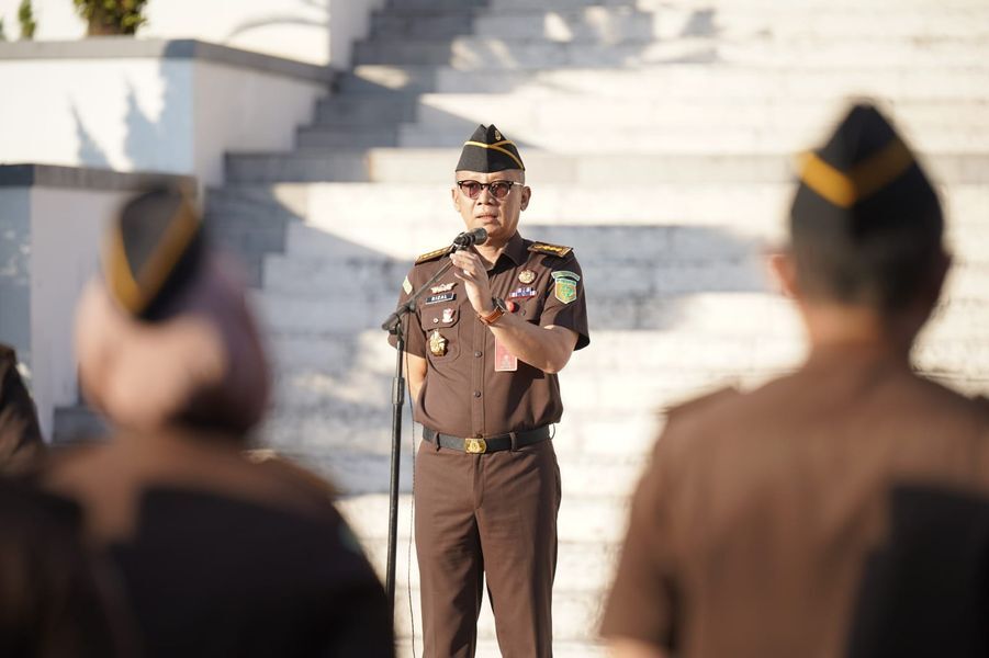 ist
PIMPIN--Asisten Tindak Pidana Umum Kejati Sulsel, Rizal Syah Nyaman, memimpin apel pagi yang bertempat di halaman kantor Kejati Sulsel, Senin (16/6).