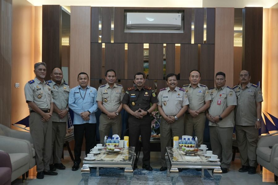 ist
KUNKER--Kajati Sulsel, Agus Salim, melakukan kunjungan kerja ke Kantor Wilayah Badan Pertanahan Nasional (BPN) Sulawesi Selatan, Rabu (25/6).