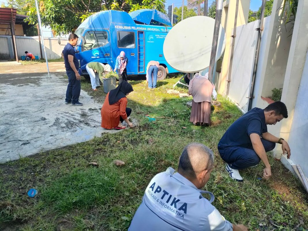 Suasana Jumat pagi di pegawai dan kepala Dinas Komunikasi, Informatika dan Persandian (DKIP) membersihkan lingkungan kantor.