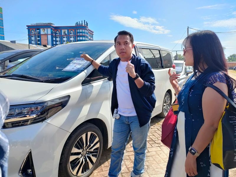 LELANG -- Regional Operation Head Area Luar Jawa JBA Indonesia, Syafi Munawir Almaki, sedang menjelaskan mengenai prosedur pelelangan di JBA Indonesia.