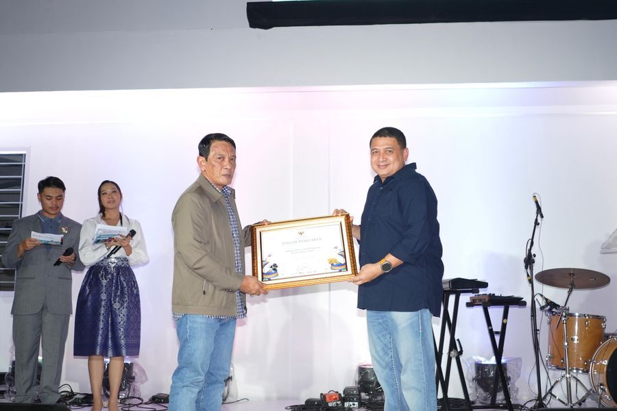 ist
PIAGAM--Kepala Kantor Wilayah Kementerian Hukum Sulsel, Andi Basmal menyerahkan piagam penetapan Anjungan Pantai Losari sebagai kawasan Cipta Karya kepada Wali Kota Makassar, Sabtu (22/6) malam di sela-sela launching Makassar Creative Hub (MCH) di Anjungan Bugis Makassar Pantai Losari.
