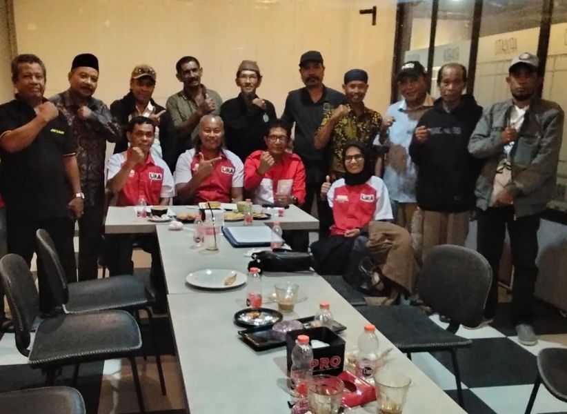 KOORDINASI -- Kepengurusan DPD LSM Lira Kabupaten Luwu melaksanakan koordinasi dan konsolidasi bersama kepengurusan baru di Cafe Dehaura Topoka, Sabtu (14/6).