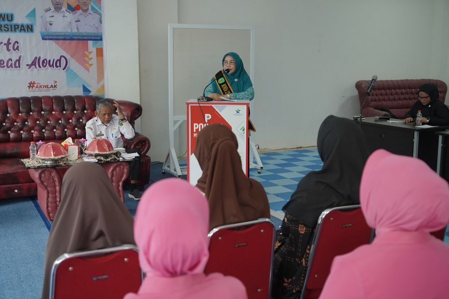 BUKA -- Ketua TP PKK Kabupaten Luwu Hj. Kurniah Patahudding membuka Bimtek Read Aloud yang digelar Dinas Perpustakaan dan Kearsipan Kabupaten Luwu, Rabu (18/6).