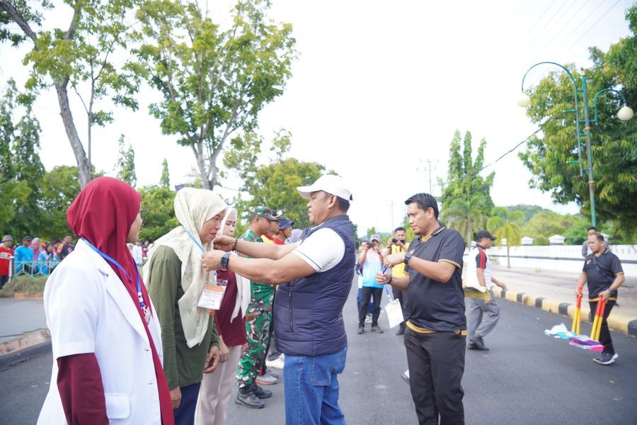 APEL -- Pemkab Luwu menggelar apel peringatan Hari Lingkungan Hidup Sedunia Tahun 2025 dirangkai pelepasan Tim Pengawasan Pemotongan Hewan Kurban, di Jalur 2 depan Kantor Bupati Luwu baru-baru ini. 