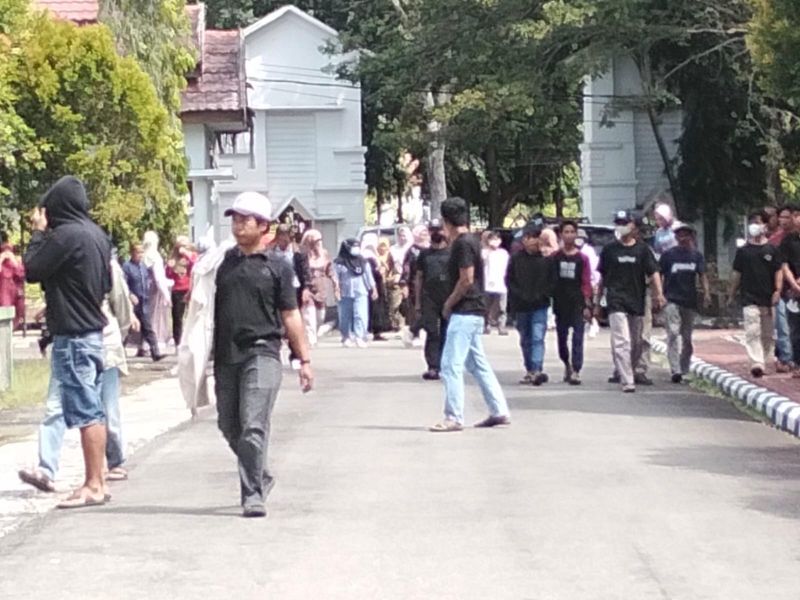 DATANGI DPRD -- Ratusan massa yang mengatasnamakan masyarakat Lampuara mendatangi Gedung DPRD Luwu, Selasa (10/6). Massa meminta Kantor Desa Lampuara yuang disegel massa aksi beberapa waktu lalu untuk  dibuka.  
