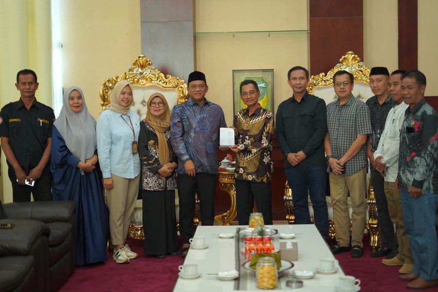 BANSOS -- Bupati Luwu H Patuhudding foto bersama usai menyerahkan Bansos BBR dari Kementrian Sosial RI kepada korban bencana angin puting beliung di Kecamatan Larompong Selatan, Minggu (8/6). 