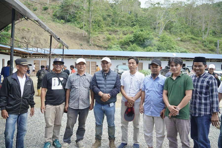 KUNKER -- Bupati Luwu, H Patahudding melakukan Kunker ke lokasi proyek Pembangkit Listrik Tenaga Mikrohidro (PLTMH) milik PT Tiara Tirta Energi di Kecamatan Bassesangtempe, Minggu (15/6). 
