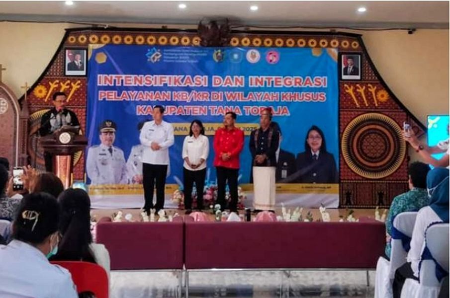 HADIR -- Deputi KBKR BKKBN Shodiqin menghadiri intensifikasi dan integrasi program Keluarga Berencana (KB) di Aula Paroki Makale, Tana Toraja, Kamis (4/6). 