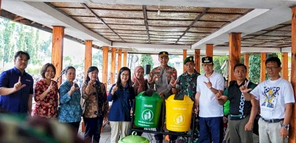 BANTUAN -- Wakil Bupati Erianto Laso Paundanan menerima bantuan tempat sampah dari pengelola BPJS Kesehatan Cabang Makale melalui Organizational Social Responsibility (OSR)  di Plaza Kolam Makale, Kamis (5/6) lalu. 
