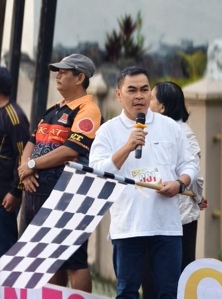FUN RUN -- Bupati Tana Toraja, Zadrak Tombeg saat melepas event Fun Run Earth 2025 sebagai rangkaian dari HUT Ke-78 Gereja Toraja 
