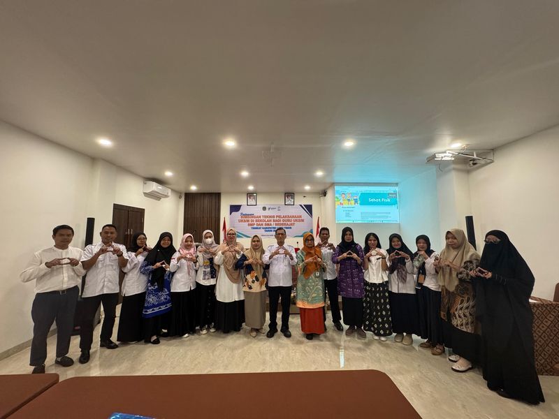 BUKA -- Kadiskes Kabupaten Luwu Timur, Adnan D Kasim membuka kegiatan Bimbingan Teknis Pelaksanaan Usaha Kesehatan Sekolah/Madrasah (UKS/M) di Sekolah Bagi Guru SMP dan SMA tingkat Kabupaten Luwu Timur di Aula Wisma Trans Malili belum lama ini. 