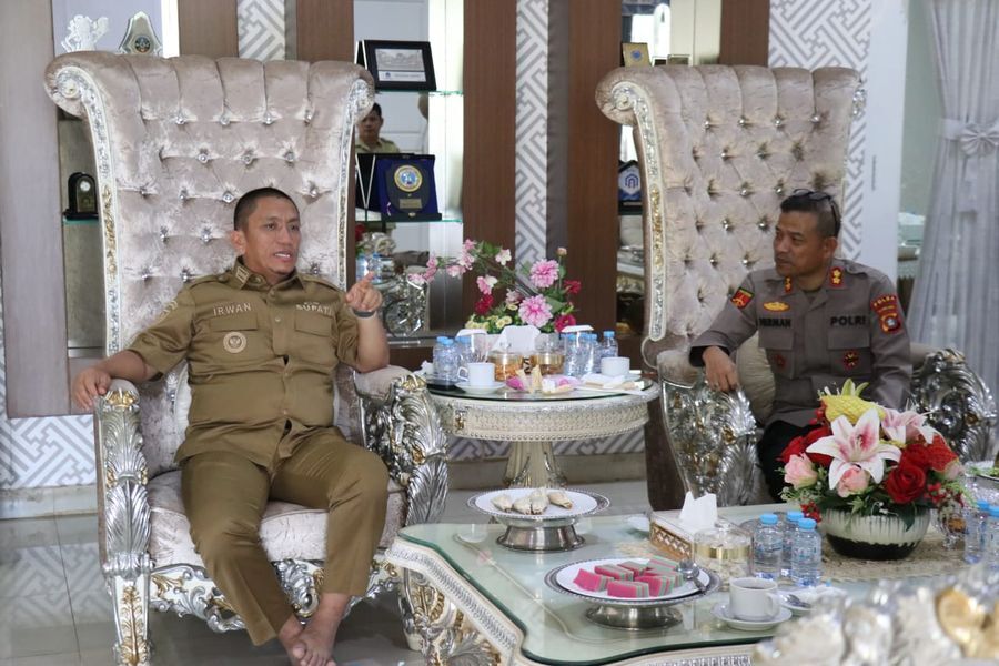 AUDIENSI -- Bupati Luwu Timur, H. Irwan Bachri Syam foto bersama usai menerima audiensi Kepala BNN Kota Palopo, AKBP Herman, di Rumah Jabatan Bupati Luwu Timur, Puncak Indah, Malili baru-baru ini