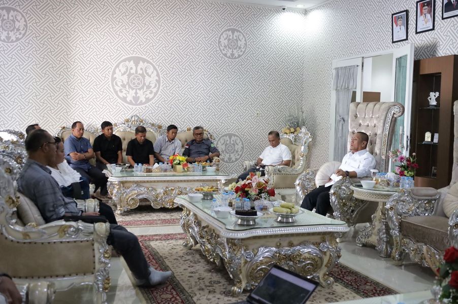 KUNJUNGAN -- Bupati Luwu Timur, H Irwan Bachri Syam menerima kunjungan penting dari Tim Kementerian Pertanian Republik Indonesia (Kementan RI) di Rumah Jabatannya, Senin (9/6).