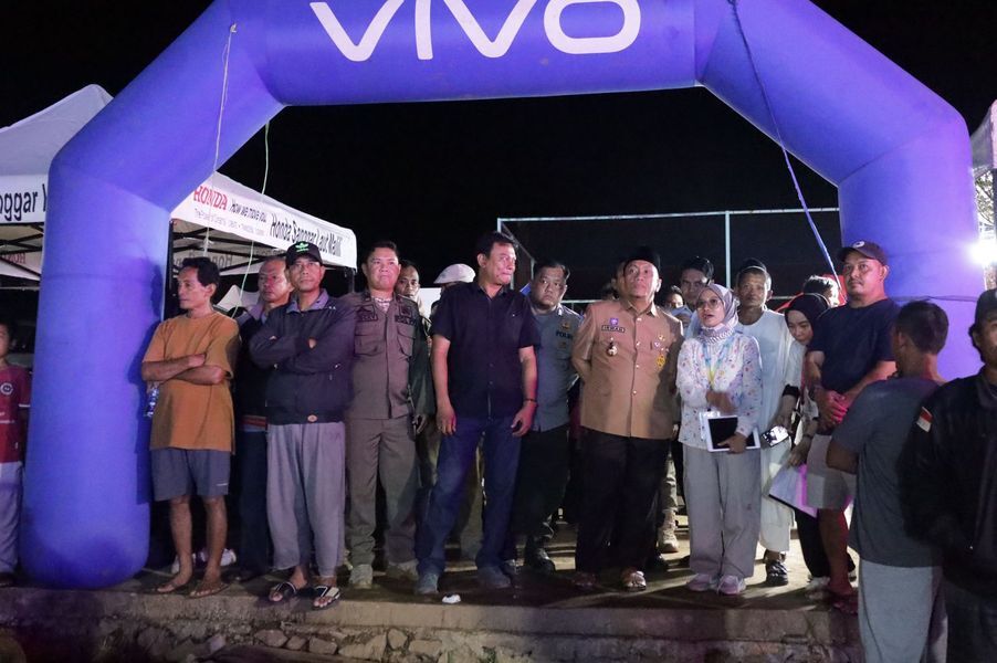 BEROPERASI -- Bupati Luwu Timur, H. Irwan Bachri Syam membuka Pasar Malam bertajuk Malili Night Market (MNM) m di Kompleks Lapangan Olahraga Trans Puncak Indah, Malili, Rabu (18/6). 
