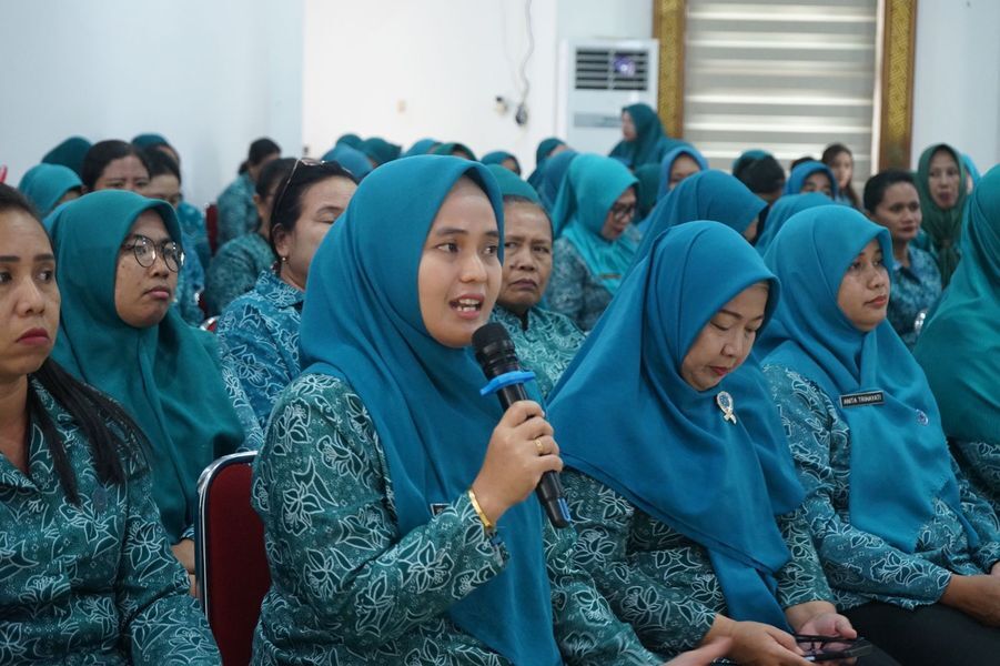 BIMTEK -- TP PKK bekerja sama Disdikbud  Luwu Timur menggelar Bimtek Konvensi Hak Anak dalam Pencegahan dan Penanganan Kekerasan serta Eksploitasi pada Anak, yang dilaksanakan di Aula Rumah Jabatan Bupati Luwu Timur, Sabtu (21/6).
