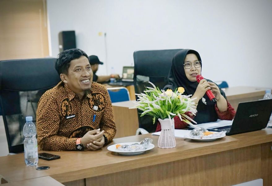 MONITORING -- PPID Utama Pemkab Luwu Timur mengikuti monitoring dan evaluasi keterbukaan informasi publik tingkat badan publik secara virtual zoom, di Media Center Dinas Kominfo-SP, Malili baru-baru ini.

