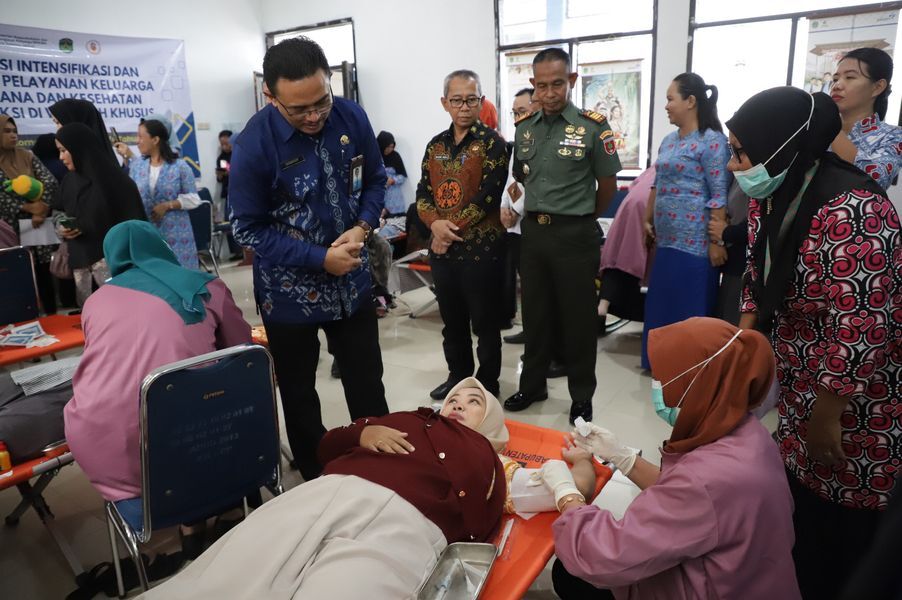 BUKA KEGIATAN -- Sekkab Luwu Timur, H. Bahri Suli membuka kegiatan intensifikasi dan integrasi pelayanan KB/KR di wilayah Lutim tahun anggaran 2025 baru-baru ini. 
