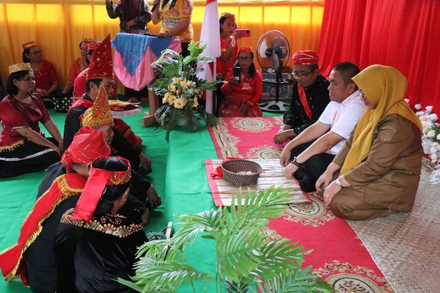 RITUAL ADAT -- Bupati Luwu Timur, H. Irwan Bachri Syam didampingi Wakil Bupati, Hj. Puspawati Husler menghadiri kegiatan Ritual Adat Pamona “Pekasiwia” yang digelar di Desa Kasintuwu, Kecamatan Mangkutana, Selasa (17/6).
