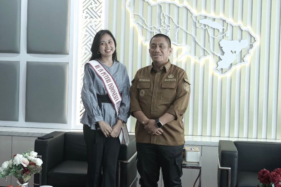 AUDIENSI -- Bupati Luwu Timur, H. Irwan Bachri Syam menerima audiensi Anita Wulandari yang keluar sebagau runner up 4 Putri Indonesia Sulsel 2025 di Ruang Kerja Bupati Luwu Timur baru-baru ini.
