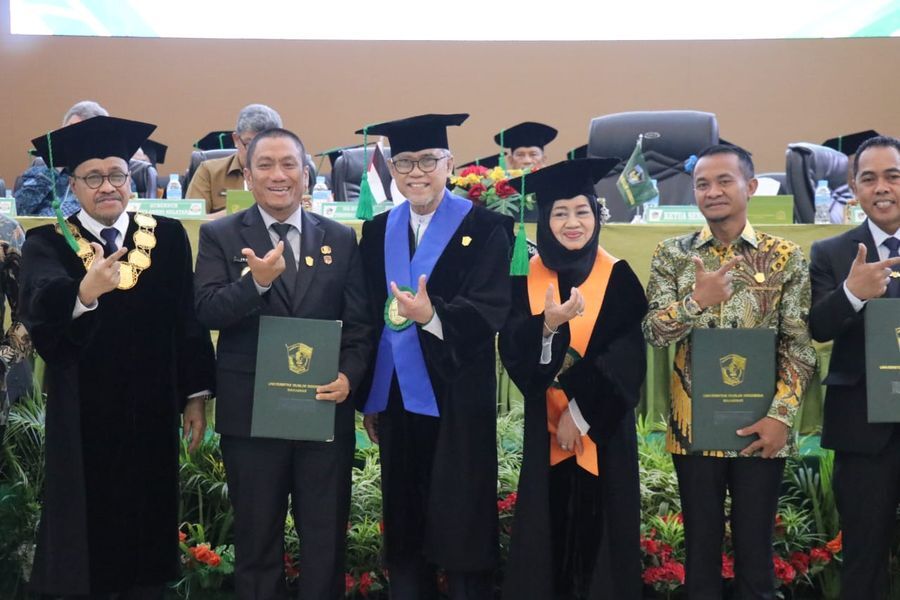 PENGHARGAAN -- Bupati H Irwan Bachri Syam menerima penghargaan sebagai alumni berprestasi dari Universitas Muslim Indonesia (UMI) Makassar di Auditorium Al Jibra, Kampus II UMI, Makassar, Senin (23/6).