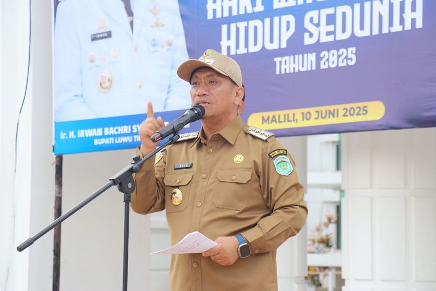 APEL --  Bupati Luwu Timur, H. Irwan Bachri Syam memimpin apel pagi di halaman Kantor Bupati baru-baru ini.  Apel dirangkai kampanye pengurangan sampah plastik. 