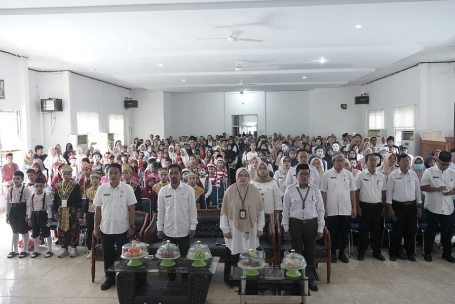 BUKA VESTIVAL -- Asisten Pemerintahan dan Kesra, Aini Endis Anrika membuka secara resmi kegiatan Festival Lomba Seni dan Sastra Siswa Nasional (FLS3N) tingkat SD dan SMP se Kabupaten Luwu Timur yang dilaksanakan di Aula Dikbud baru-baru ini. 
