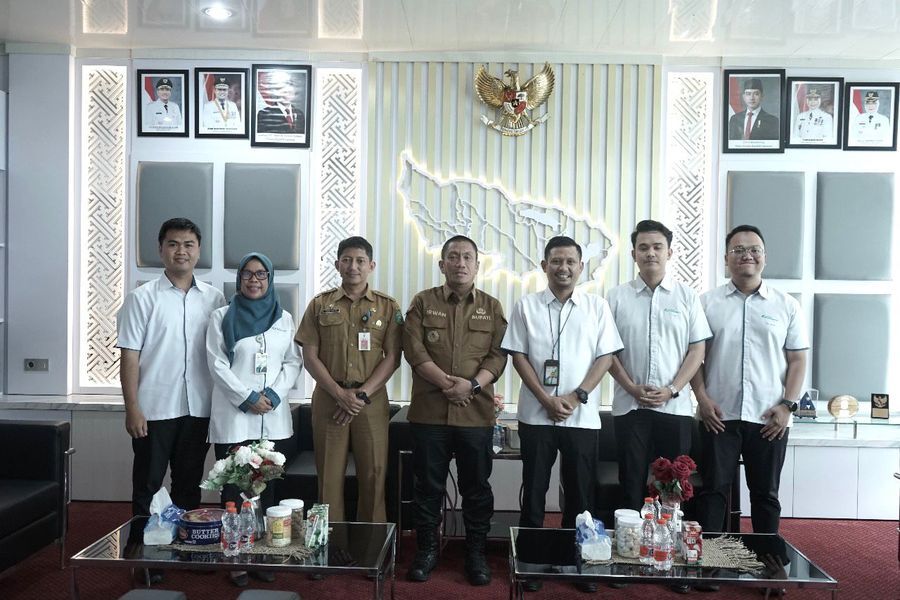 AUDIENSI -- Bupati Luwu Timur, H. Irwan Bachri Syam menerima audiensi BPJS Ketenagakerjaan di Ruang Kerja Bupati,  Senin (2/6). Irwan didampingi Kepala Dinas Tenaga Kerja dan Transmigrasi, Kamal Rasyid,  
