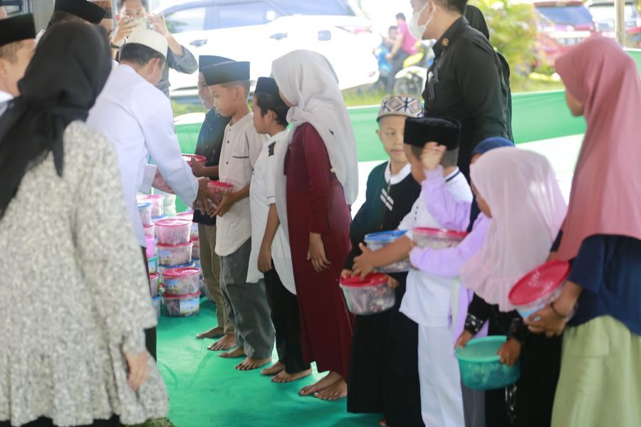 BERBAGI -- Pemkab Luwu Timur bersama Yayasan Abulyatama Indonesia cabang Sorowako menggelar acara Tasyakuran Idul Adha dan Berbagi Kebahagiaan Bersama Anak Yatim di halaman Kantor Camat Burau baru-baru ini. 
