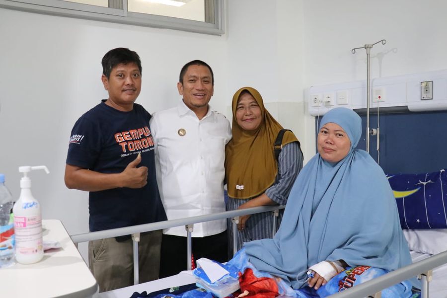 JENGUK WARGANYA -- Bupati Luwu Timur, H. Irwan Bachri Syam menunjukkan kepeduliannya kepada warganya dengan menjenguk tiga pasien asal Luwu Timur yang tengah dirawat di Rumah Sakit Universitas Hasanuddin (RS Unhas) baru-baru ini. 
